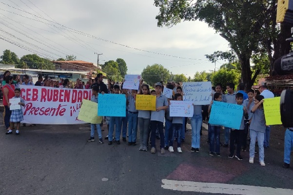 Los padres de familia exigen una pronta respuesta del Ministerio de Educación. Foto. Melquíades Vásquez