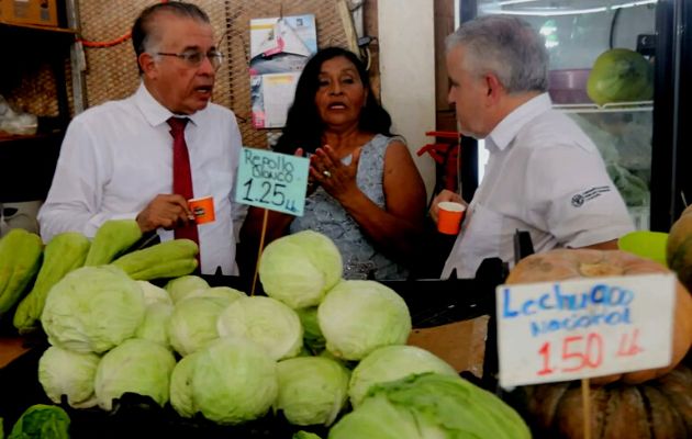 Ministro Augusto Valderrama reacciona a quejas por costos de los alimentos. Foto: Cortesía