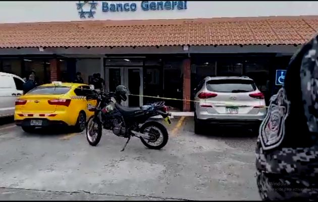 os personas irrumpieron en una de las cajas de la entidad bancaria y se llevaron dinero en efectivo, dijo la Policía Nacional