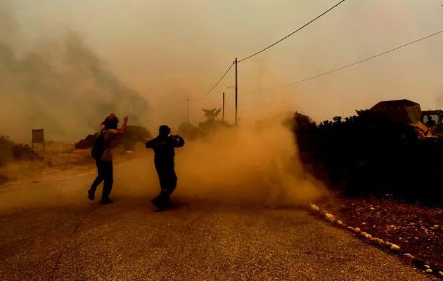 Grecia sigue luchando por controlar los incendios en Rodas, Corfú y Eubea. Foto: EFE
