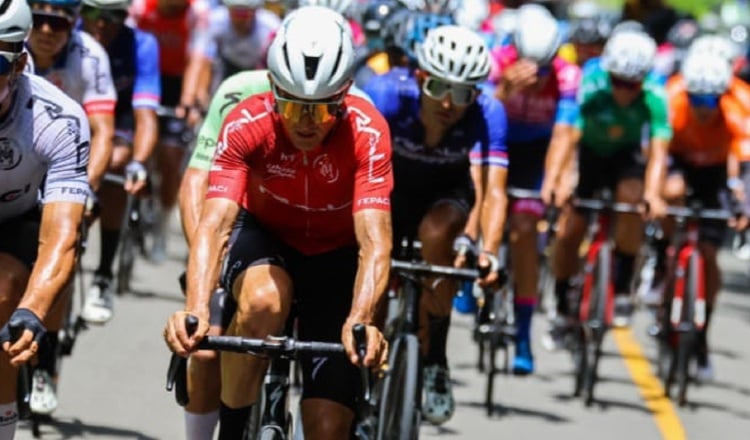 Oscar Sevilla mantiene la camiseta roja de líder y se encuentra a un paso de ganar el Tour de Panamá. Foto: Fepaci