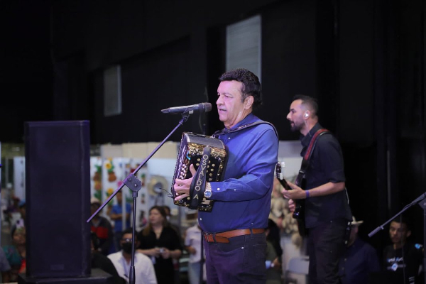 Osvaldo Ayala en la Feria Nacional de Artesanía. Foto: Instagram / @miculturapma