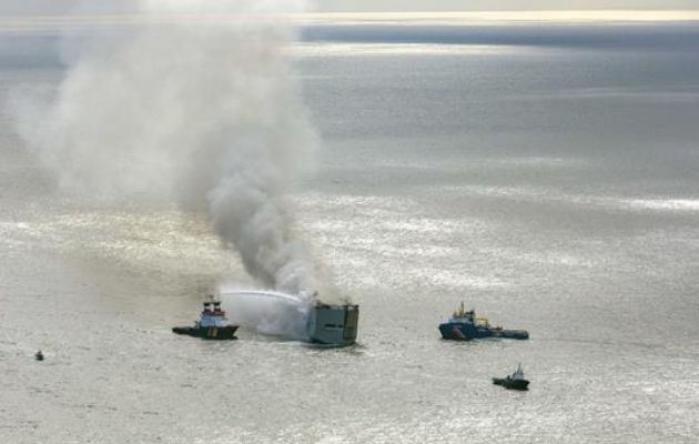 Trabajos de extinción del incendio desatado en el buque de carga Fremantle en el Mar del Norte. Foto: EFE