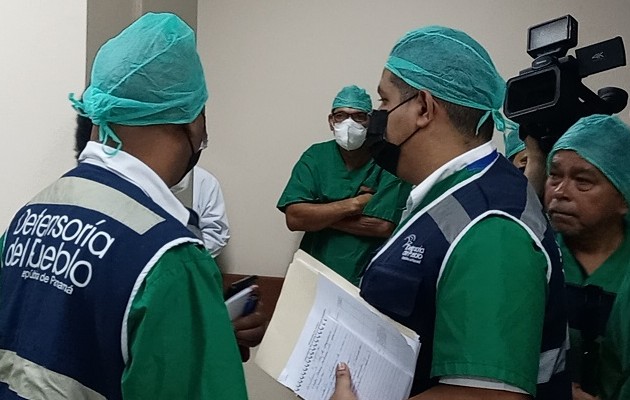 El Defensor del Pueblo, Eduardo Leblanc, inspeccionó los 5 quirófanos del Hospita Nicolás A. Solano. Foto: Eric A. Montenegro,