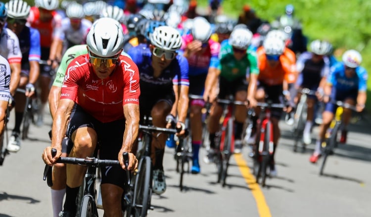 Oscar Sevilla, del Team Medellín (rojo),  ganó el Tour de Panamá 2023. Foto: Fepaci