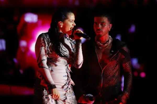 Rosalía y Rauw Alejandro cantan juntos durante una presentación de la gira 'Saturno World Tour'. Foto: EFE / Thais Llorca