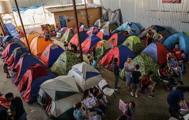 Migrantes permanecen en el albergue Movimiento Juventud 2000 en Tijuana (México). Foto: EFE
