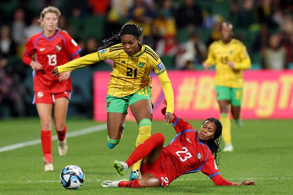 Cheyna Matthews de Jamaica es marcada por Carina Baltrip-Reyes de Panamá. Foto: EFE