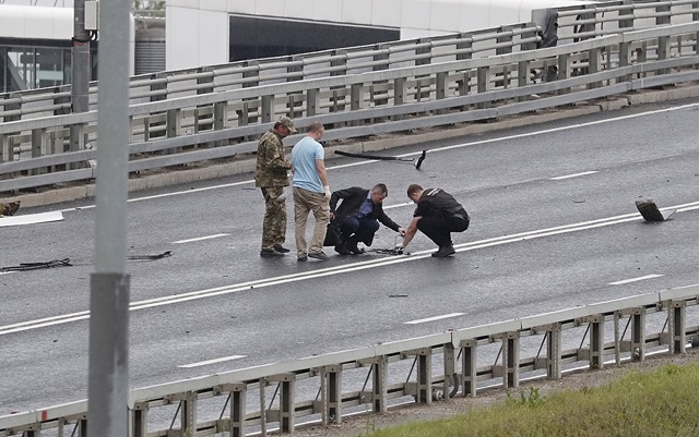 Integrantes de los servicios especiales rusos fueron registrados el pasado 24 de julio al recolectar los restos de un dron ucraniano derribado. Foto: EFE