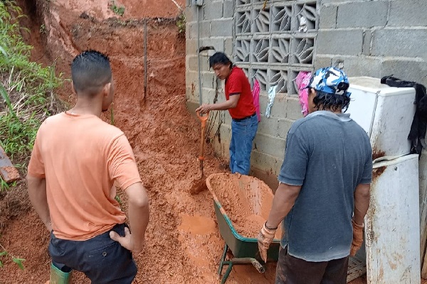 Los vecinos del lugar ayudaron a las familias afectadas por el alud de tierra. Foto. Diomedes Sánchez