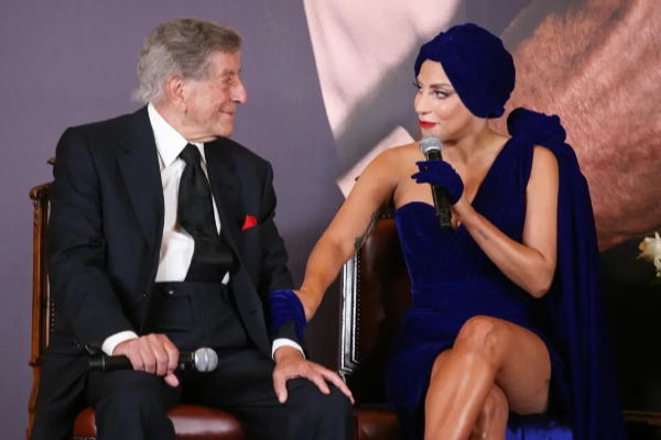 Lady Gaga (d) junto al fallecido artista Tony Bennett (i). Foto: EFE / EPA / Julien Warnand