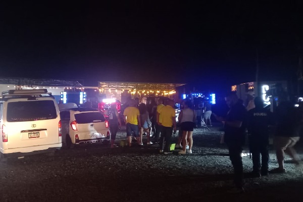 Durante el operativo de medición de ruido, se procedió a citar a los propietarios de dos locales de diversión nocturna, al marcar elevados niveles de ruido. Foto. Eric Montenegro