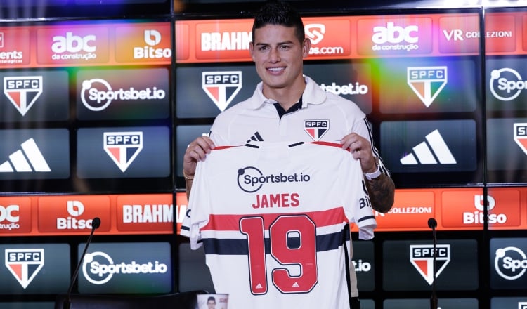 James Rodríguez sostiene la camiseta del Sao Paulo. Foto: EFE
