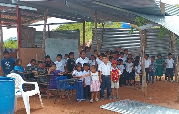 Un fuerte viento destruyó literalmente el techo de la escuela quedando los estudiantes a la intemperie. Foto: Melquiades Vásquez