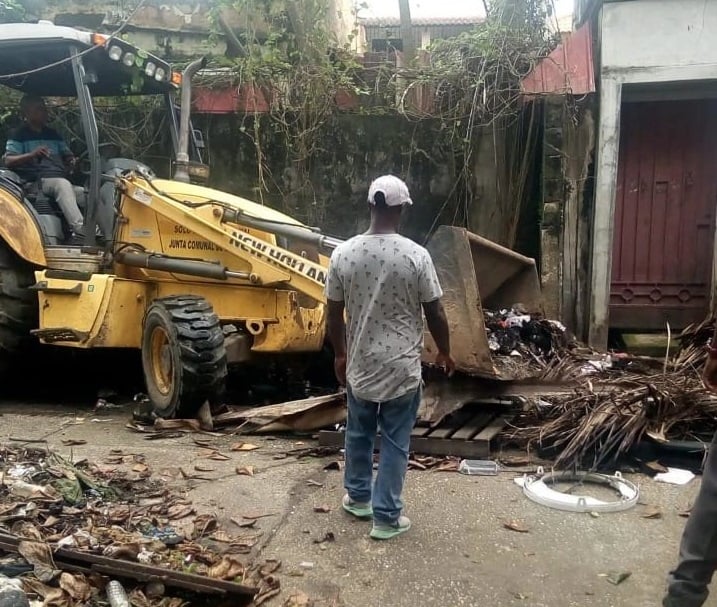  La jornada de limpieza incluye el área verde y recolección de la basura. Foto: Diomedes Sánchez 