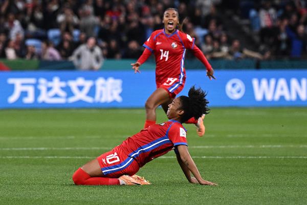 Marta Cox festeja su gol contra Francia. Foto: EFE