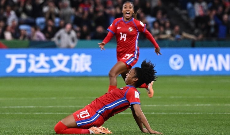 Marta Cox, festeja su gol de tiro libre contra Francia. Foto: EFE