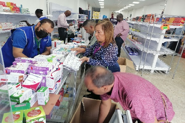 Los medicamentos decomisados son de dudosa procedencia y tenían las etiquetas en un lenguaje distinto. Foto. Diomedes Sánchez