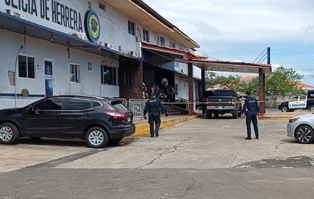 La entrada al cuartel policial de Chitré, fue acordonada, tras la inesperada llegada del auto con el cadáver. Foto: Thays Domínguez