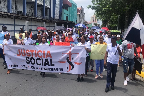 Grupos sociales salieron a las calles este sábado para protestar contra la empresa eléctrica. Foto. Diomedes Sánchez