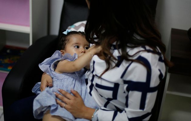 En América Latina y el Caribe solo 4 de cada 10 bebés son amamantados, alerta Unicef. Foto: EFE