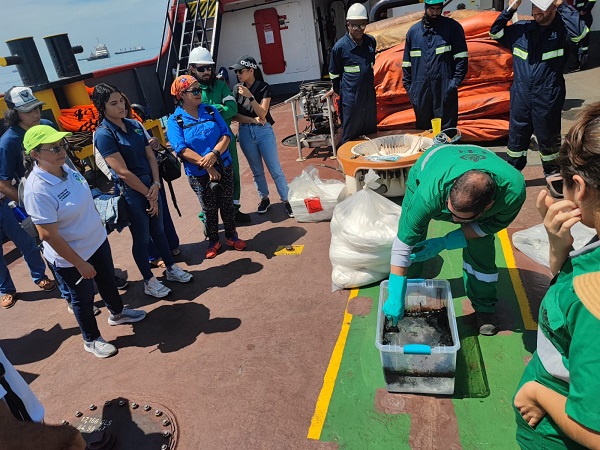 Representantes de las organizaciones ambientalistas conocieron la técnica para atacar derrames de combustibles en el mar. Foto: Cortesía Arpa