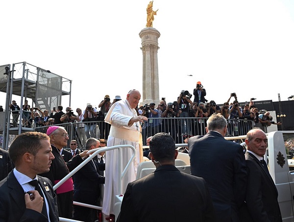 The Pope visits Fatima and avoids talking about wars
