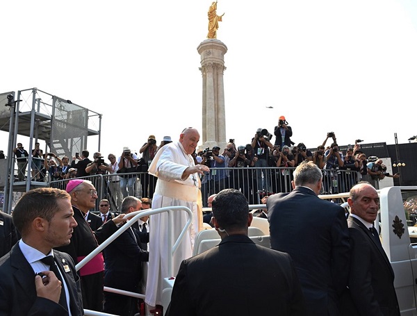 El papa a su llegada al santuario de Fátima. Foto: EFE
