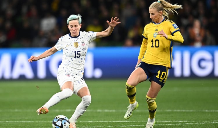 Megan Rapinoe de Estados Unidos es marcado por Sofia Jakobsson de Suecia. Foto: EFE