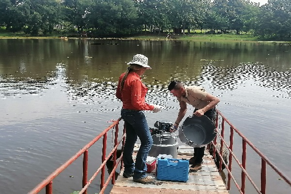 La pasada semana se tomaron muestras de agua para analizarlas y saber el grado de contaminación que pudiera tener. Foto. Thays Domínguez