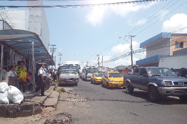 En puntos como el parque Tomás Martín Feuillet, los pasajeros optan por bajar de los autobuses prácticamente en la calle. Foto. Eric Montenegro