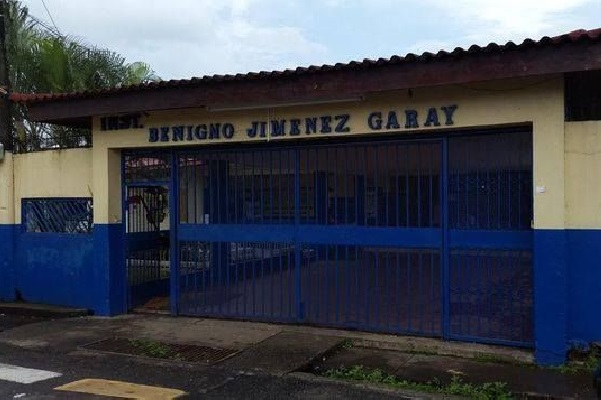 La semana pasada fue asesinado Moisés Ríos, de 16 años de edad, estudiante de este plantel dentro de un bus, por un pistolero. Foto. Diomedes Sánchez