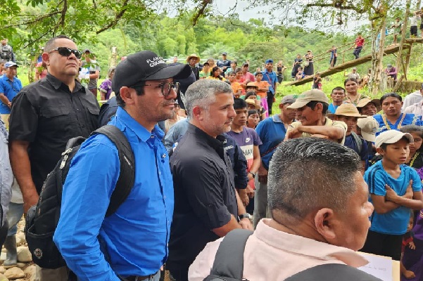 El pasado 2 de agosto, el equipo de CONComarcas, llevó a cabo una gira de trabajo en Chorchita, con el objetivo de llevar respuestas a la comunidad para la construcción del puente peatonal que los habitantes necesitan. Foto. Cortesía. MOP