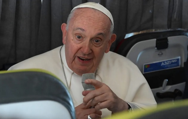 El papa Francisco habla con la prensa a bordo del avión papal en su regreso a la Santa Sede. Foto: EFE