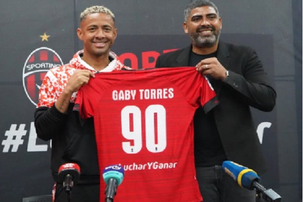 Gabriel 'Gaby' Torres (izq.) es presentado por Gabriel 'Gavilán' Gómez en el Sporting SM. Foto: Sporting