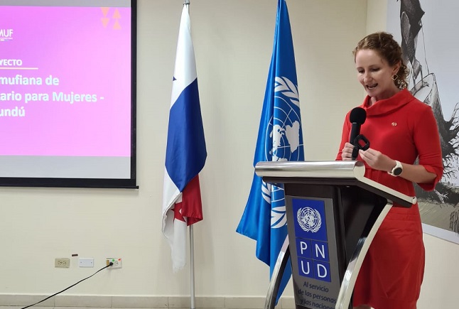 Kim Ursu, embajadaora de Canadá en Panamá durante la inauguración de la escuela. Foto: Cortesía