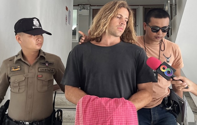 El español Daniel Sancho, escoltado por policías tailandeses desde la comisaría de Koh Phangan hasta el tribunal de Koh Samui.