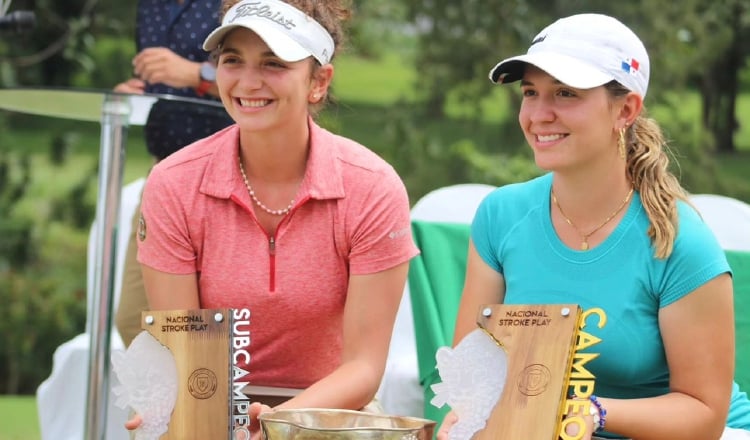 Lua Pousa (der.) muestra el trofeo de campeona en Costa Rica. Foto:@fedegolfcr