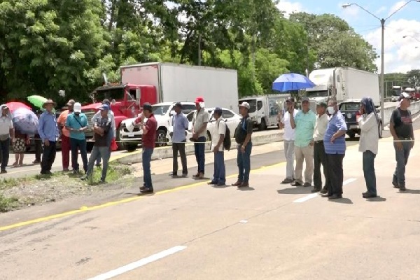 El cierre se inició a las 9:00 de la mañana ocasionando un tranque en la vía Interamericana, provocando que el occidente de la provincia esté incomunicado con el resto del país y Centro América. Foto. Cotesía