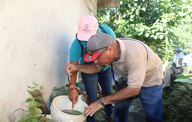 Recuerde eliminar todo recipiente que pueda acumular agua y servir de reservorio. Foto: Cortesía/Minsa 