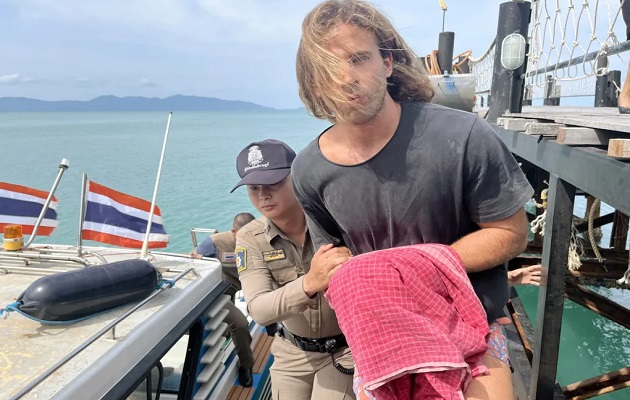 Un policía tailandés escoltaba a Daniel Sancho en su traslado a la isla de Koh Samui para pasar a disposición judicial el pasado lunes. Foto: EFE