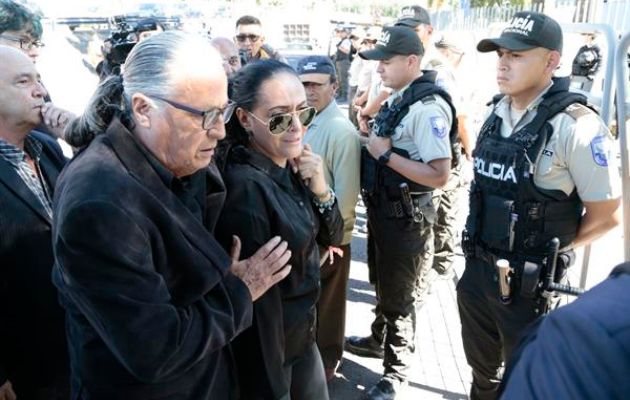 Familiares del candidato presidencial Fernando Villavicencio llegan a la morgue del Servicio Nacional de Ciencias Forenses. Foto: EFE