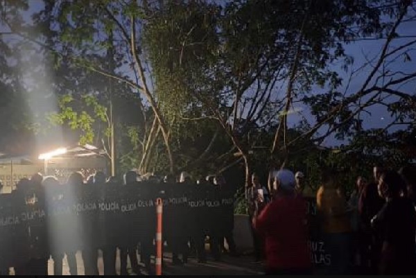 Los manifestaciones aseguran que la calle la mantiene cerrada la Policía Nacional. Foto. Cortesía @tráficoPanama