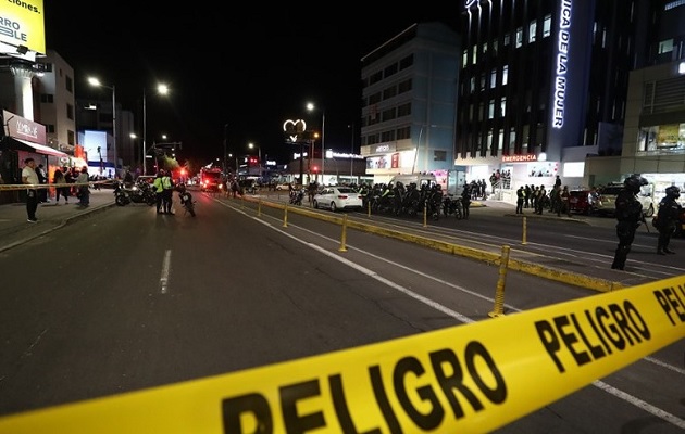 La zona exterior del coliseo donde el candidato a la Presidencia de Ecuador Fernando Villavicencio fue asesinado el miércoles. Foto: EFE