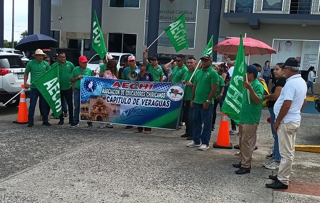 Los docentes en la sede regional del MEF en la ciudad de Santiago. Foto: Melquiades Vásquez