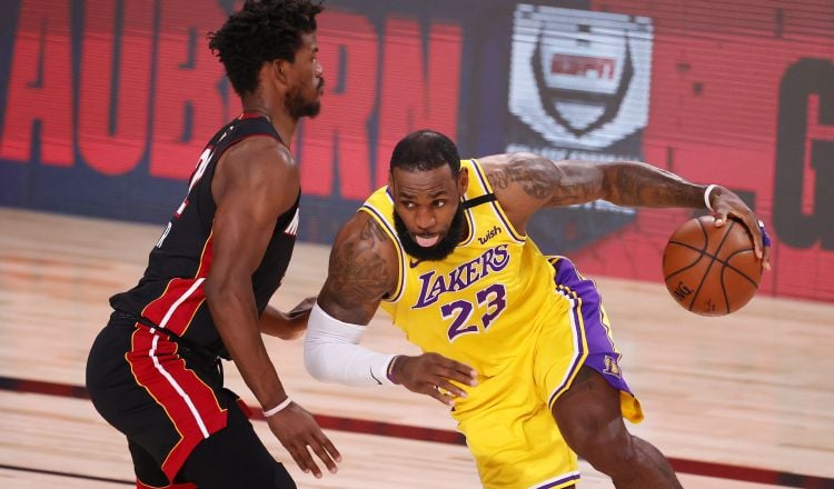 Los Lakers liderados por LeBron James (der.) debutarán en la temporada contra los Denver. Foto: EFE