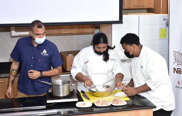 Jóvenes tienen la oportunidad de reforzar sus aprendizajes en gastronomía. Foto: Cortesía