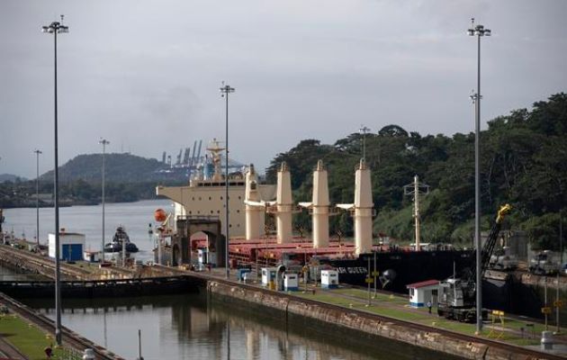 Un buque transita por las esclusas de Miraflores en el Canal de Panamá. Foto: EFE