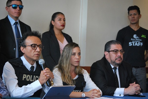 El nuevo candidato, Christian Zurita, ofrece una rueda de prensa en Guayaquil. Foto: EFE/ Fernando Gimeno