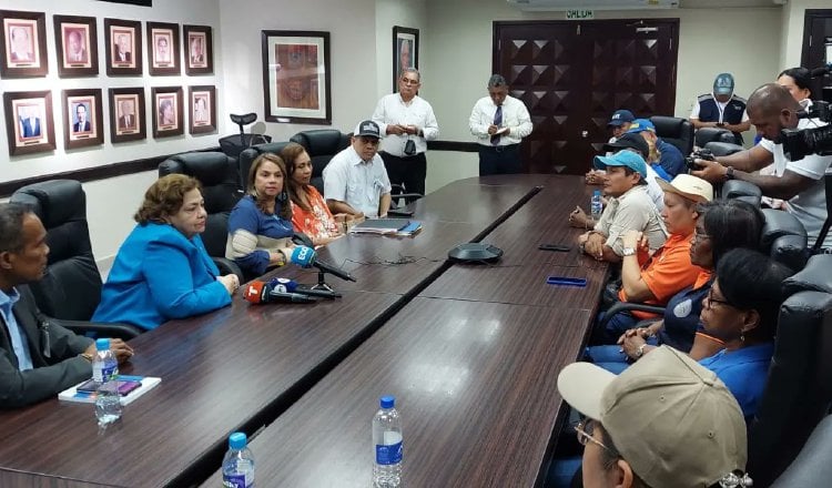 Autoridades se reunieron el pasado viernes con docentes de varios gremios. Foto: Cortesía Meduca